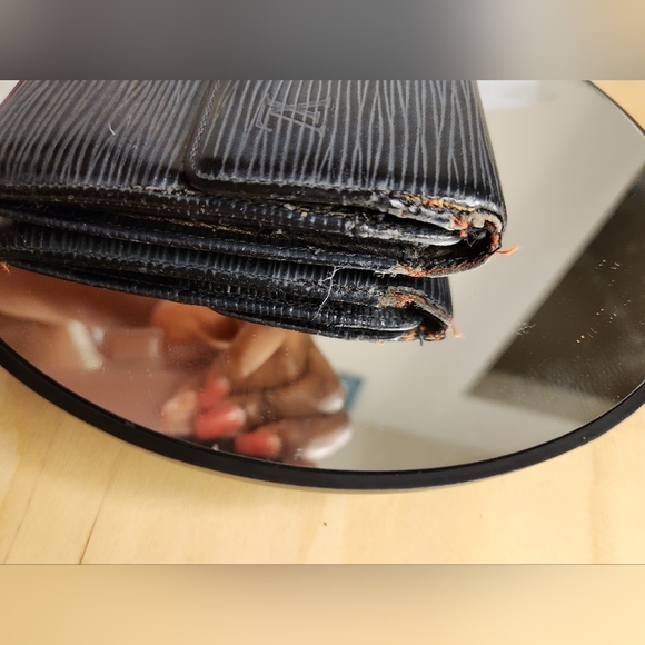 AUTHENTIC Louis Vuitton Epi leather Porte Tresor International wallet. Black. - Picture 5 of 12